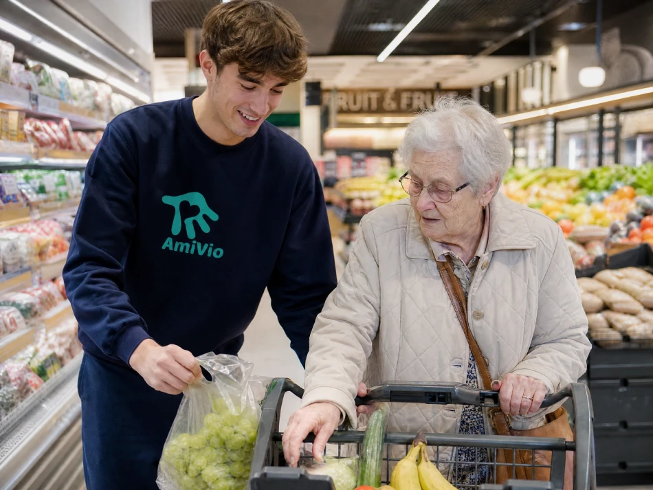 AmiVio-Mitarbeiter hilft einer Seniorin beim Einkauf im Supermarkt in der StädteRegion Aachen