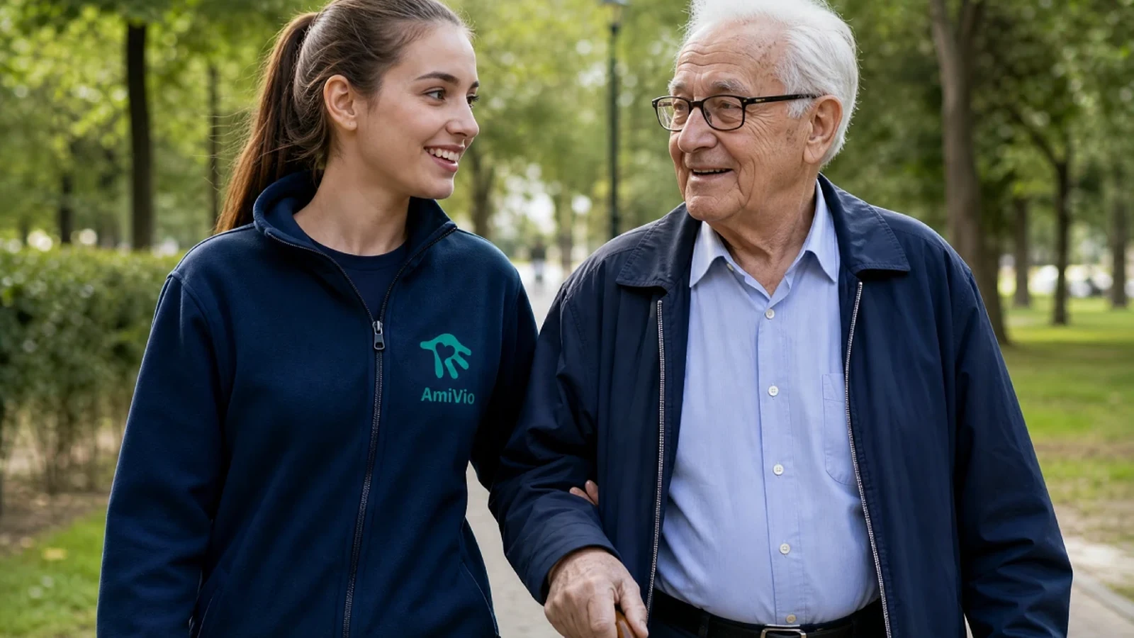 AmiVio-Mitarbeiterin begleitet eine Seniorin im Alltag und unterstützt bei Antragstellungen und Behördengängen.